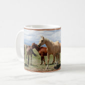 大きい空の下の馬の群れ コーヒーマグカップ (正面左)