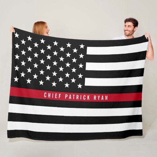 大きい薄い赤線消防士の旗のモノグラム フリースブランケット (インサイチュ)