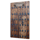 大きい補強された木のドア内の古く小さいドア クリップボード (左)