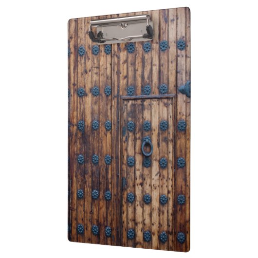 大きい補強された木のドア内の古く小さいドア クリップボード (左)