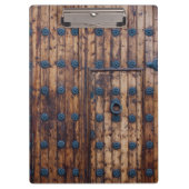 大きい補強された木のドア内の古く小さいドア クリップボード (正面)