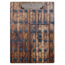 大きい補強された木のドア内の古く小さいドア クリップボード