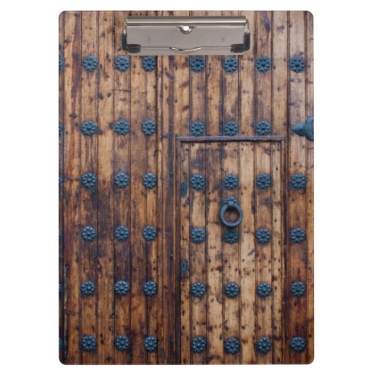 大きい補強された木のドア内の古く小さいドア クリップボード (正面)