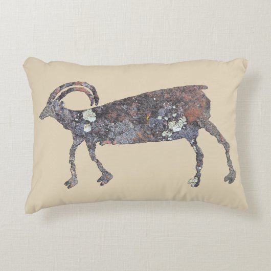 大きい角のヒツジの岩石彫刻 アクセントクッション (正面)