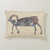 大きい角のヒツジの岩石彫刻 アクセントクッション (裏面)