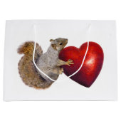 大きい赤いハートのギフトバッグを持つリス ラージペーパーバッグ (正面)