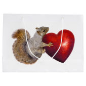 大きい赤いハートのギフトバッグを持つリス ラージペーパーバッグ (裏面)