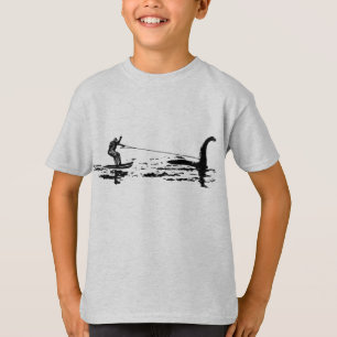 大きい足およびNessie Tシャツ