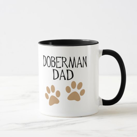 大きい足のドーベルマン犬のパパ マグカップ (右)