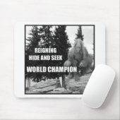 大きい足、サスカッチのかくれんぼのデザイン マウスパッド (マウス)