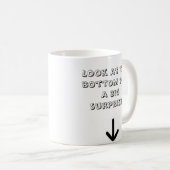 大きい驚きを底を見て下さい! コーヒーマグカップ (正面右)