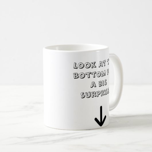 大きい驚きを底を見て下さい! コーヒーマグカップ (正面右)