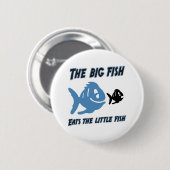 大きい魚は小さい魚おもしろいなボタンを食べます 缶バッジ (正面&裏面)