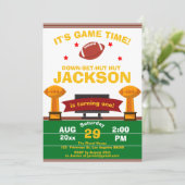 大きい1つのフットボールのスポーツのゲーム分野の男の子の誕生日 招待状 (スタンド正面)