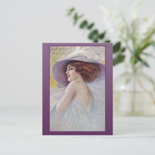 大きかわいらしな帽子のカードとはがきの女性 ポストカード (スタンド正面)