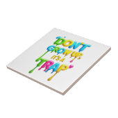 大きくなってはいけない、罠だ | おもしろい引用文Tシャツ タイル (側面)