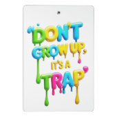 大きくなってはいけない、罠だ | おもしろい引用文Tシャツ ミニクリップボード (裏面)