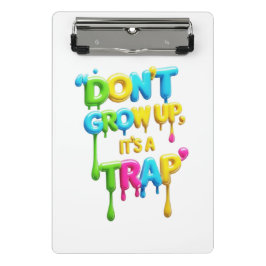 大きくなってはいけない、罠だ | おもしろい引用文Tシャツ ミニクリップボード