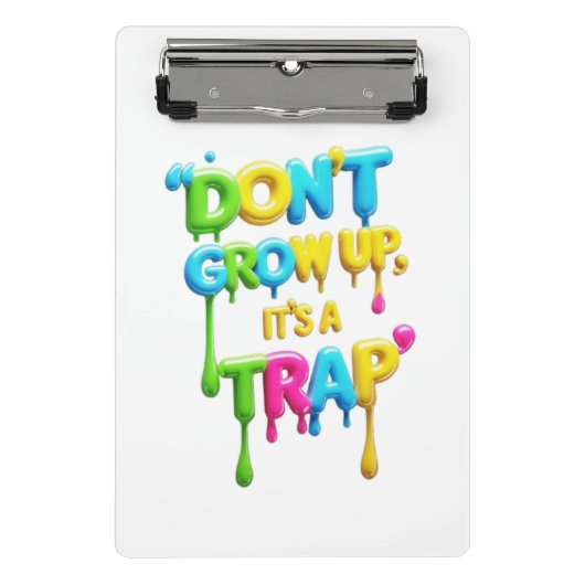 大きくなってはいけない、罠だ | おもしろい引用文Tシャツ ミニクリップボード (正面)