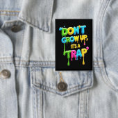 大きくなってはいけない、罠だ | おもしろい引用文Tシャツ 缶バッジ (インサイチュ)