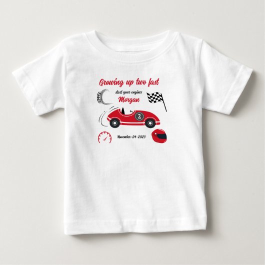 大きくなるのが２歳速すぎる お祭り 赤いレーシングカー お誕生日 ベビーTシャツ (正面)