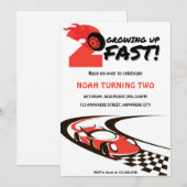 大きくなる２つの速い赤いレースの車の誕生日パーティー 招待状 (正面/裏面)