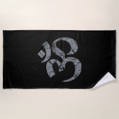 大きくグランジなOMの記号の精神性のヨガ ビーチタオル (正面)
