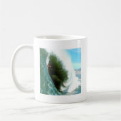 大きく急なサーフィンの波 コーヒーマグカップ (左)