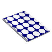 大きく白い水玉模様が付いている濃紺 ノートブック (右側)