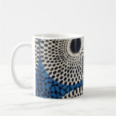 大きく青い点の円の西アフリカのプリントのマグ コーヒーマグカップ (左)