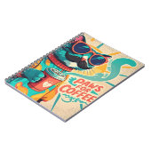 大きすぎるサングラスを着て、コーヒーを持っている猫 ノートブック (左側)