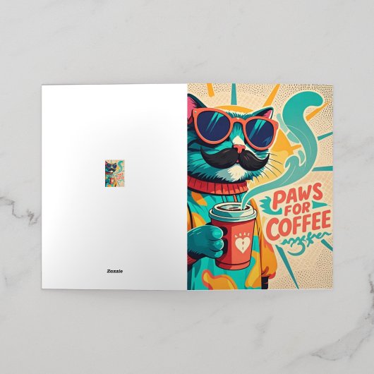 大きすぎるサングラスを着て、コーヒーを持っている猫 箔グリーティングカード (外側レイダウン)