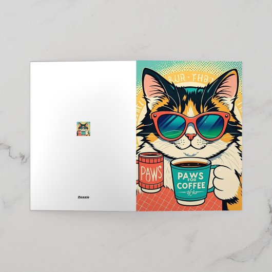 大きすぎるサングラスを着て、コーヒーを持っている猫 箔グリーティングカード (外側レイダウン)