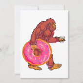 大きなおもしろいドーナツとコーヒーを持つビッグフット歩く シーズンカード (正面)