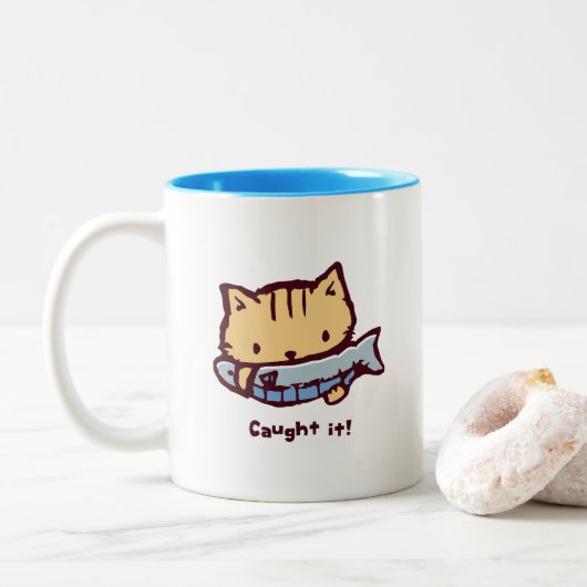 大きなお魚ゲット!| Big Catch! Cute Kitten with a Fish ツートーンマグカップ (ドーナツ)