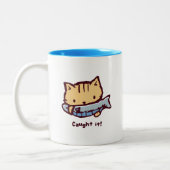 大きなお魚ゲット!| Big Catch! Cute Kitten with a Fish ツートーンマグカップ (左)