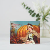 大きなかわいらしかぼちゃの感謝祭を持つ若い女性 ポストカード (スタンド正面)