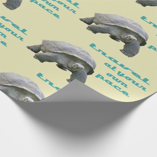 大きなアクアリアリスティック亀が自分のペースで移動 ラッピングペーパー (角)