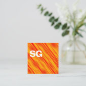 大きなイニシャル – 四角 – 斜めオレンジ スクエア名刺 (スタンド正面)