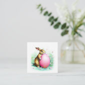 大きなイースターの卵の後ろに隠れている恥ずかしがり屋のバニー エンクロージャーカード (スタンド正面)