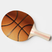 大きなオレンジ色のバスケットボール。 卓球ラケット (横)