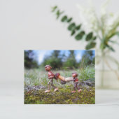 大きなキノコをバスケットに入れたコーン小妖精や小人 ポストカード (スタンド正面)