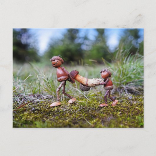 大きなキノコをバスケットに入れたコーン小妖精や小人 ポストカード (正面)