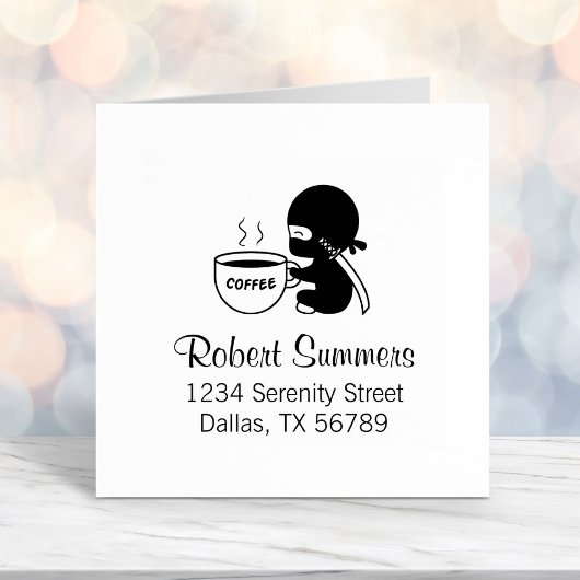 大きなコーヒーマグのアドレスを持つ小さな忍者 セルフインキングスタンプ