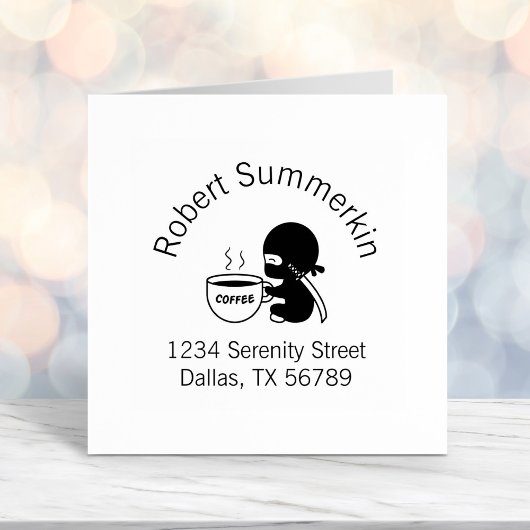 大きなコーヒーマグのアーチアドレスを持つ小さな忍者 セルフインキングスタンプ