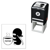 大きなコーヒーマグを持つ小さな忍者 セルフインキングスタンプ (インサイチュ)