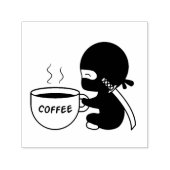 大きなコーヒーマグを持つ小さな忍者 セルフインキングスタンプ (デザイン)