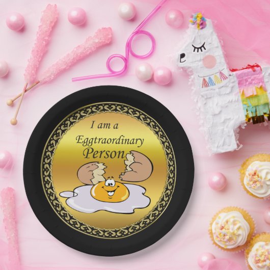 大きなスマイルを持つ漫画キャラクターの揚げ卵 ペーパープレート (パーティー)