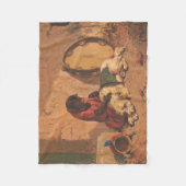 大きなタンバリンを持つサルと犬 フリースブランケット (正面)