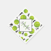 大きなテニスボールとプレーヤーのシルエット アスレチック ファン スタンダードカクテルナプキン (角)